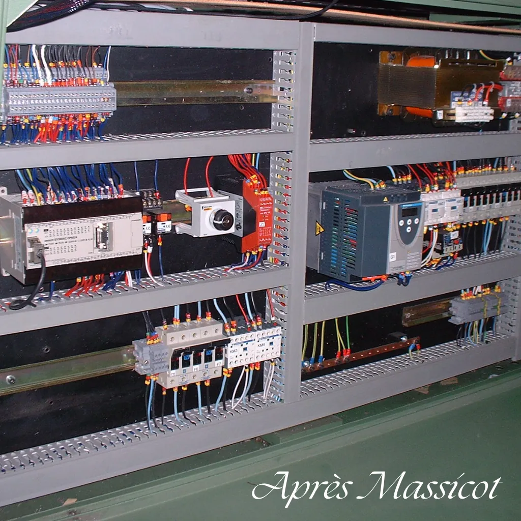 Armoire électrique industrielle câblée comprenant un automate, des variateurs de vitesse et des disjoncteurs pour massicot