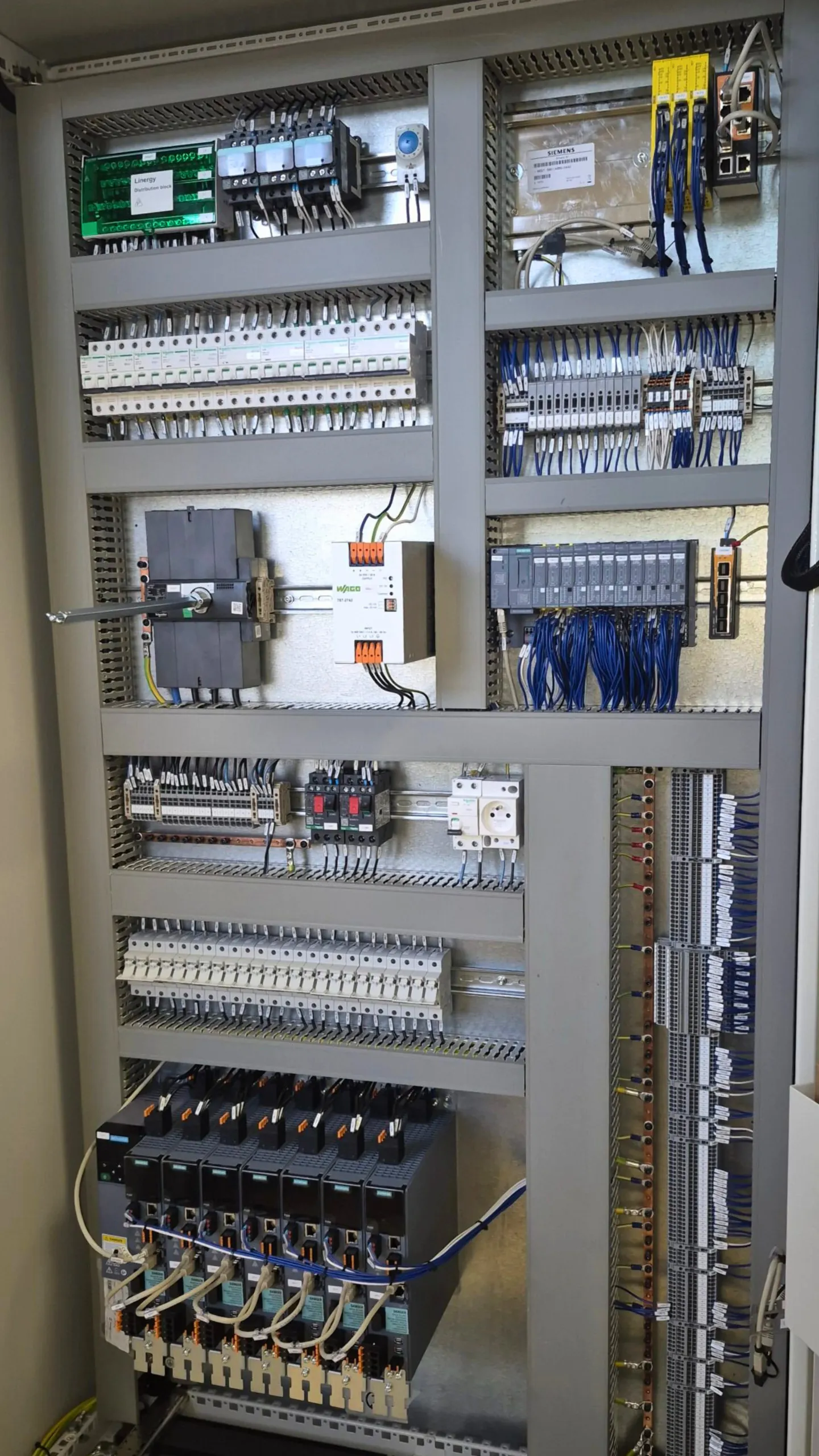 Armoire d'automatisme industrielle complète avec variateurs, disjoncteurs et câblage structuré