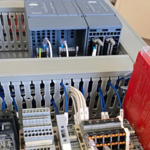 Automate programmable Siemens SIMATIC S7-1200 monté sur rail DIN dans une armoire électrique industrielle