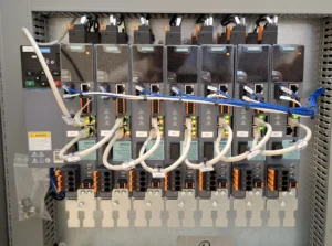 Alignement de variateurs de vitesse Siemens Sinamics interconnectés par câbles réseau Profinet dans une armoire de commande